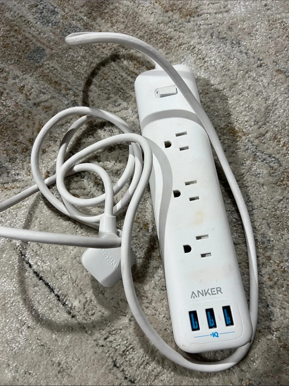 Anker White Power Strip with 3 AC Outlets and 3 USB Ports z22